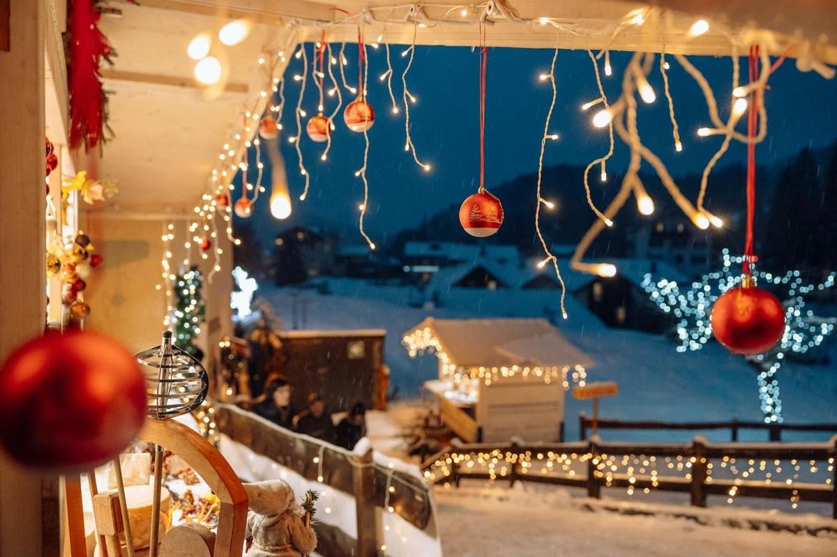 Mercatino di Natale di Lavarone con la neve e le luci delle casette